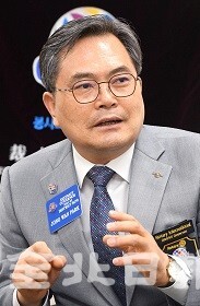 국제로타리 3670 전북지구 총재에 취임한 박종완 총재가 '어려운 현실에도 그늘진 곳에서 밝고 행복한 빛을' 전하겠다며 봉사의 의미를 다지고 있다. / 사진 = 오세림 기자