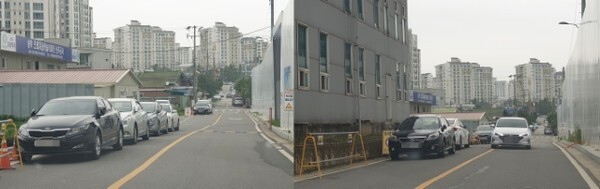 5일 오전 8시께 익산시 송학동 크레지움캐슬아파트 건설현장 일원 학곤로16길. 불법주차 차량들이 왕복 2차선 중 차선 하나를 점령해 차량들이 중앙선을 넘어 주행을 해야 했다.