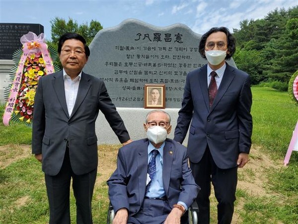 양영두 사선문화제전위원장이 나중화·정호 부자와 함께 기념촬영을 하고 있다.