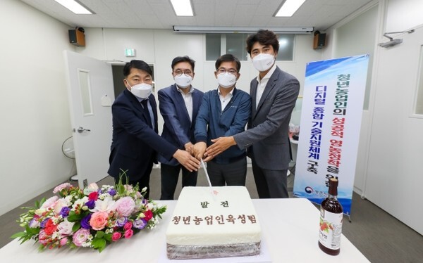 청년농업인육성팀 현판식이 열린 5일 농촌진흥청에서 허태웅 농촌진흥청장(오른쪽 두 번째)과 청년 농업인 등 참석자들이 현판식을 하고 있다. /사진 제공 = 농촌진흥청