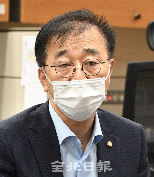 전주완산갑 김윤덕 국회의원은 5일 도의회 기자실에서 기자간담회를 열고 제4차 국가철도망 배제 등에 대해 입장을 밝히고 있다. /사진 = 오세림 기자