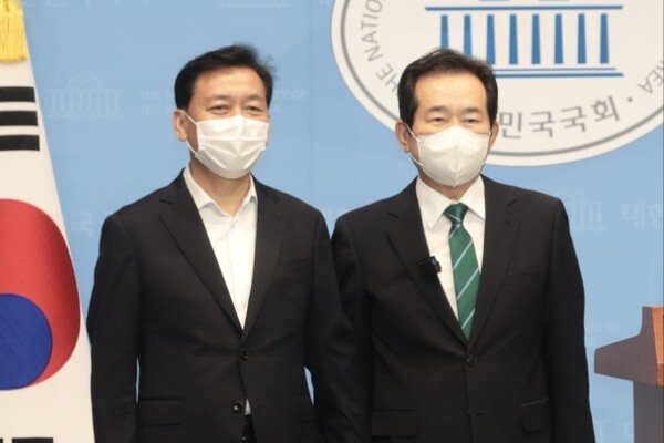 단일화를 마친 정세균(오른쪽)전 총리와 이광재 의원이 5일 국회소통관에서 기자회견을 열고 입장을 밝히고 있다. /사진 제공 = 정세균 캠프