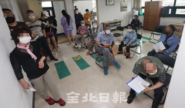 5일 전주시 평화1동 행정복지센터가 전북 긴급재난지원금을 신청하려는 시민들로 인해 북적이고 있다. /사진 = 조현욱 기자