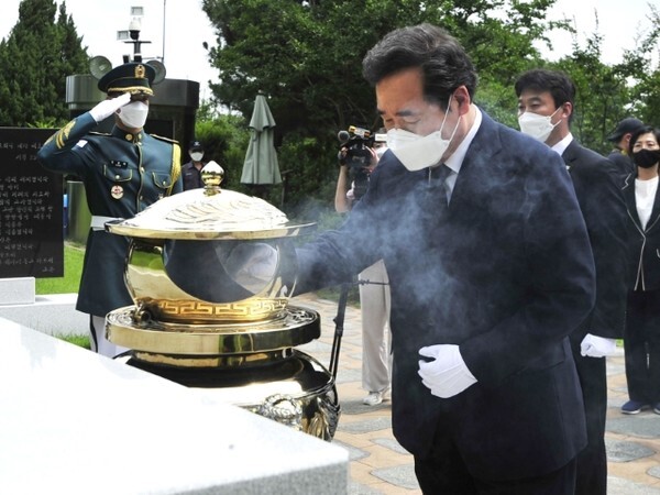 대선 출마를 공식 선언한 더불어민주당 이낙연 전 대표가 5일 서울 동작구 국립서울현충원에서 김대중 전 대통령의 묘역을 참배하고 있다. /출처 = 연합뉴스