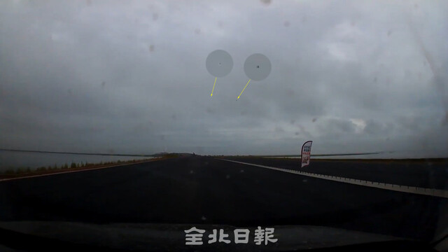 6일 10시 20분께 주한미군 전투기 연료탱크로 추정되는 물체 2개가 새만금 방조제 내측 공사현장 인근 해수면으로 추락하고 있다. /독자 제공