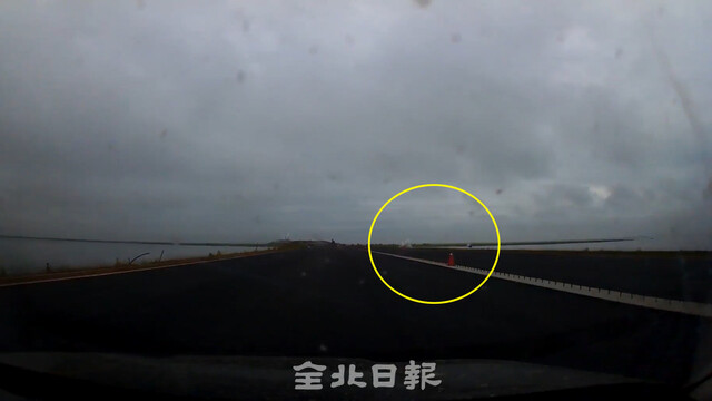 6일 10시 20분께 주한미군 전투기 연료탱크로 추정되는 물체 2개가 새만금 방조제 내측 공사현장 인근 해수면으로 추락해 물보라가 일고 있다. /독자 제공