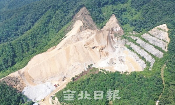 정읍시 산외면에 석산개발 현장이 불법으로 산림을 훼손했다는 의혹과 복구이행도 제대로 되지 않아 장마철 산사태가 우려되고 있다. / 사진 = 오세림 기자