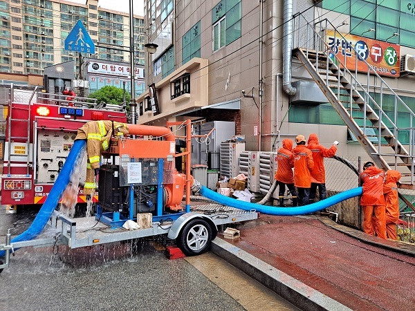 작년 전주완산소방서가 풍수해를 대비해 배수지원을 하는 모습