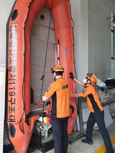 풍수해를 대비해 장비를 점검하는 모습