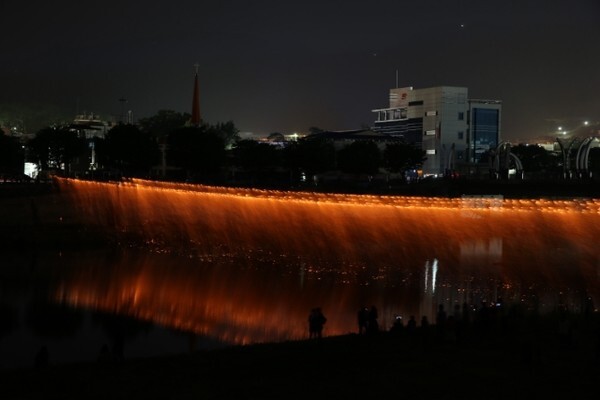 낙화놀이를 하는 모습