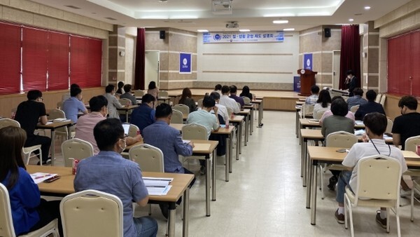 7일 서울 영등포구에 위치한 태영건설 본사를 합동방문한 전주시 유상봉 건축과장(오른쪽 중앙)과 전문건설협회 전북도회 이태호 사무처장(오른쪽 첫번째)이 전주 에코시티 15블럭 공동주택 신축공사를 담당하고 있는 실무담당자들과 간담회를 갖고있다.