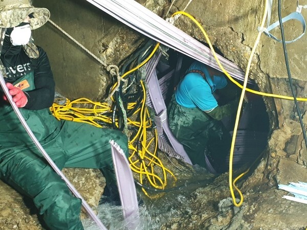 익산시가 8일 오전 10시께 익산시 창인동 침수 현장 기준 400여m 남쪽 하류지점의 지하 하수관로에서 제관 공법 과정에서 뒤엉켜 있는 프로파일(경질염화비닐)을 제거하는 작업에 돌입했다.