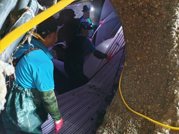 익산시가 8일 오전 10시께 익산시 창인동 침수 현장 기준 400여m 남쪽 하류지점의 지하 하수관로에서 제관 공법 과정에서 뒤엉켜 있는 프로파일(경질염화비닐)을 제거하는 작업에 돌입했다.