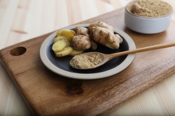 안동생강과 이를 가공한 분말의 모습. 안동은 지역적으로 사질양토가 많아 뿌리작물 재배의 최적지로 손꼽혀 품질 좋은 생강이 재배되기로 유명하다. /제공 = 안동시