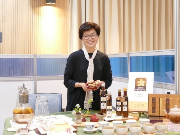강미혜 안동생강연구소 대표가 자신이 개발해 제조한 안동 생강 가공식품 앞에서 포즈를 취하고 있다. / 사진 = 김영진 기자(매일신문)