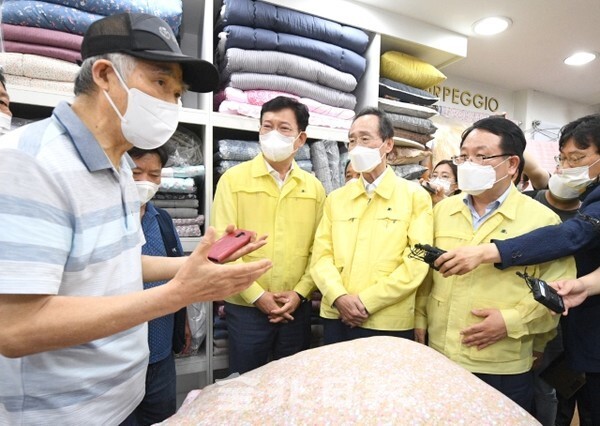 전북도와 예산정책협의회를 위해 전북을 방문한 더불어민주당 송영길 당대표가 익산중앙시장 수해현장을 방문해 송하진 도지사와 정헌율 익산시장과 피해상인들을 만나고 있다. /사진 = 오세림 기자