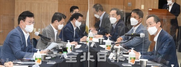 더불어민주당-전라북도 예산정책협의회가 8일 전북농업기술원에서 열려 송영길 당대표와 송하진 도지사가 모두발언을 하고 있다. /사진 = 오세림 기자