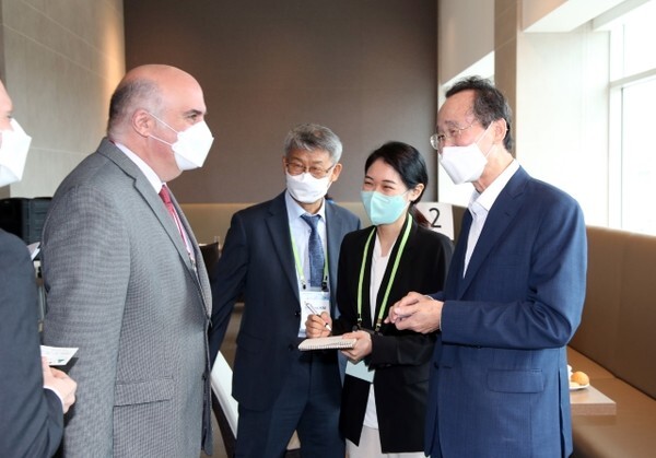 송하진 도지사는 8일 라한호텔에서 전라북도의 그린뉴딜 사업 청취를 위해 전북을 방문한 46개국 56명의 주한 외교사절단 및 외신기자단들과 인사를 나누고 있다.