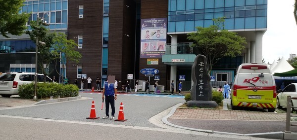 9일 오전 코로나19검사를 받기 위해 보건소 앞에 줄 서 있는 시민들