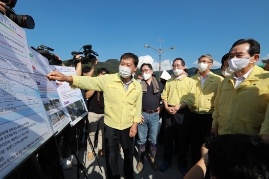 전춘성 진안군수로부터 진안군 피해 현황을 청취하는 정세균 국무총리