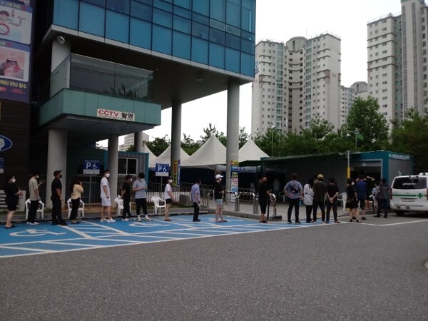 지난 10일 오전 코로나19 검사를 받기 위해 군산시보건소 선별검사소 앞에서 대기하고 있는 시민들