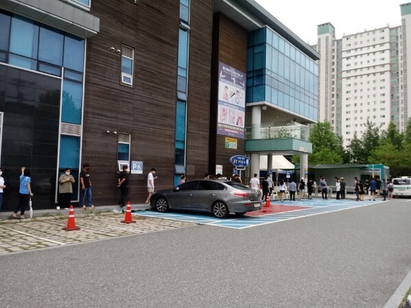 지난 10일 오전 코로나19 검사를 받기 위해 군산시보건소 선별검사소 앞에서 대기하고 있는 시민들