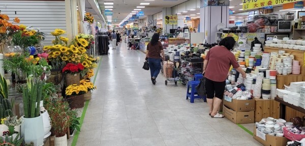 10일 오후 대한민국 동행세일이 진행된 군산공설시장에 인적이 드물어 한산한 모습이다. /사진 = 김영호 기자