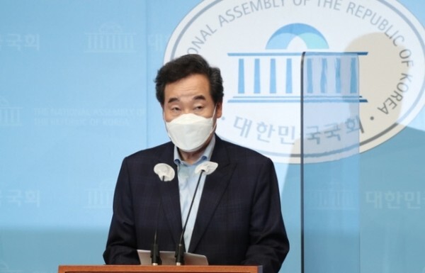 이낙연 더불어민주당 대선 경선 예비후보가 11일 오전 서울 여의도 국회소통관에서 ‘여성 안심’ 정책을 발표하고 있다. /사진 = 연합뉴스