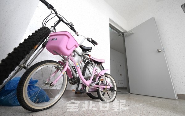 항상 닫혀 있어야 할 아파트 방화문이 열어 놓거나 대피로인 복도에 자전거 등 장애물을 내놓아 아파트 화재 발생시 큰 피해가 발생할 수 있어 홍보와 계도가 요구되고 있다. /사진 = 오세림 기자