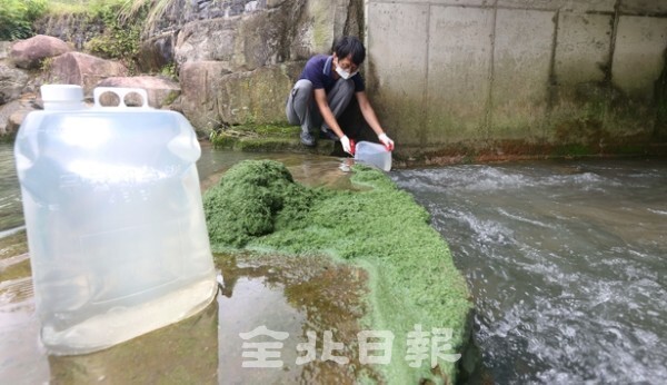 12일 임실군과 전주 샹그릴라CC 관계자들이 임실군 신덕면 지장리의 한 냇가에서 수질검사를 위해 샘플을 채취하고 있다. /사진 = 조현욱 기자