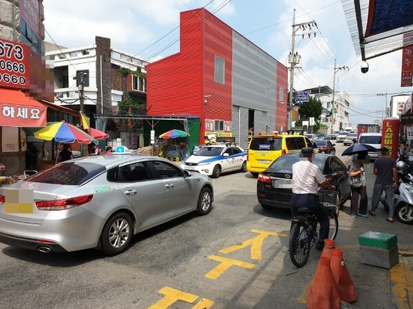 익산시 창인동 서동시장 입구 익산대로 22길이 양심불량 불법 주정차로 인해 극심한 몸살을 앓고 있다.