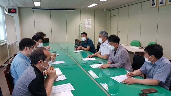 13일 전주시 서신동 건축사회관에서 열린 건축사협회와 전주시의 간담회 자리에서 전북건축사회 박진만 회장(오른쪽 중앙)이 불합리한 건축규제 개선에 대한 토론을 진행하고 있다. /제공 = 전북건축사회