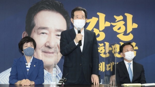 정세균 전 총리(가운데)가 자신의 대선 조직인 미래경제캠프를 출범하고 서울 여의도 용산빌딩에서 기자회견을 갖고 있다. 왼쪽 김영주 오른쪽 이광재 공동선대위원장. /사진제공 = 미래경제캠프