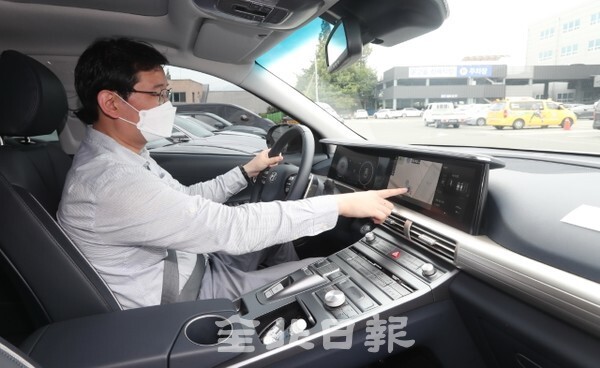 14일 전주시 팔복동의 현대자동차 시승센터에서 본보 김영호 기자가 수소차인 '2021 넥쏘'를 시승하고 있다. / 사진 = 조현욱 기자