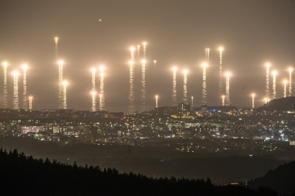 여름철 제주 밤바다가 한치잡이 배들이 밝힌 집어등 불빛으로 매우 운치 있는 풍경을 자아내고 있다. /사진 = 제주일보 고봉수 기자