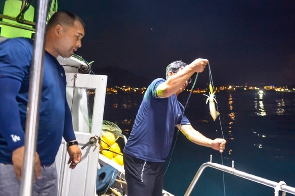 야간 한치낚시 체험. 제주의 운치 있는 밤바다 풍경과 함께 짜릿한 손맛까지 경험할 수 있다. /사진 = 제주일보 고봉수 기자