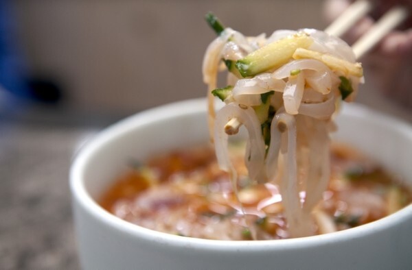 제주의 대표적 향토음식인 한치물회. 제주의 한치물회는 고추장·초고추장이 아닌 된장 베이스의 구수하고, 깔끔한 육수가 특징이다. /사진 = 제주관광공사 제공