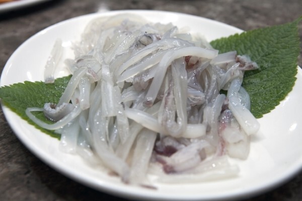 제주의 대표적 향토음식인 한치물회. 제주의 한치물회는 고추장·초고추장이 아닌 된장 베이스의 구수하고, 깔끔한 육수가 특징이다. /사진 = 제주관광공사 제공