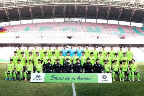 전주영생고 유소년팀 단체사진 /제공 = 전북현대