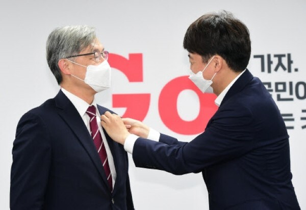 이준석 국민힘의 대표가 15일 최재형 전 감사원장에게 서울 여의도 중앙당사에서 당원 배지를 달아주고 있다. /사진 = 연합뉴스