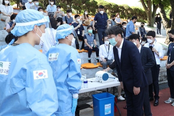 이춘석 국회사무총장이 15일 국회운동장에 설치된 선별검사소 현장을 점검하고 있다. /사진 제공 = 국회사무처