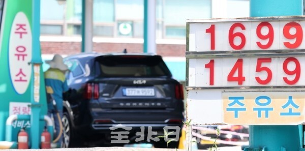 물가상승과 함께 휘발유 가격이 상승중인 15일 전주 시내의 한 주유소에서 휘발유가 리터당 1,699원 경유가 1,459원에 판매되고 있다. /사진 = 조현욱 기자