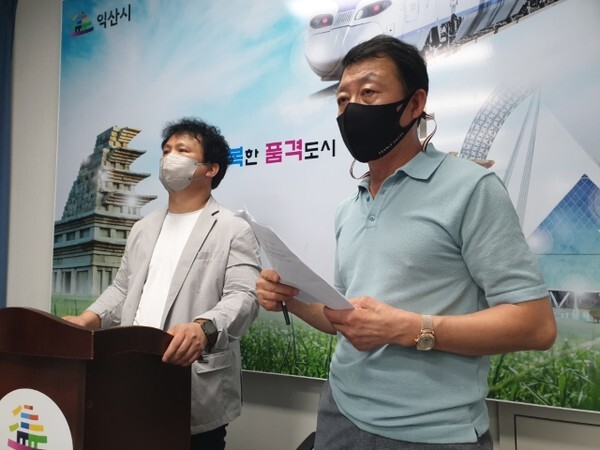 김진옥 (사)한국음악협회 익산지부장(왼쪽)과 이석규 (사)한국음악협회 전북지회장을 비롯한 익산지역 6개 음악단체가 20일 익산시청 기자실에서 기자회견을 열고 익산시립교향악단 창단을 위한 사전 충분한 공론화를 촉구했다.