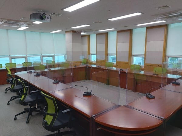 강의실에 비말 차단 칸막이를 설치했지만 사용하지 못하고 있다.