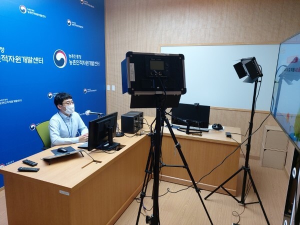 미디어실에서 실시간 온라인 교육을 진행하고 있다.