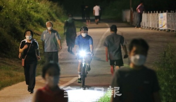 지난 19일 전주천 천변 산책로 자전거도로에서 시민들이 산책을 하고 있어 자전거와 부딪힐 듯 안전사고가 우려되고 있다. / 사진 = 조현욱 기자