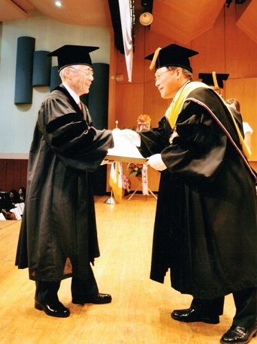 명예문학박사 학위 수여