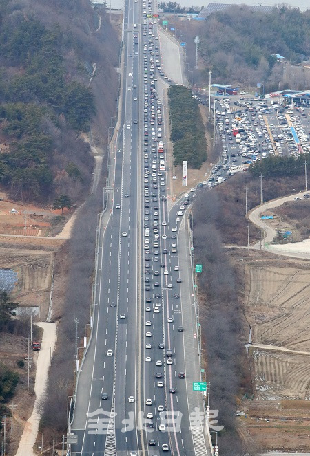 하늘에서 바라본 서해안 고속도로 군산휴게소 인근 모습 /전북사진기자단(항공촬영 협조 = 전북경찰청 항공대 기장 박정인 경감, 부기장 김종식 경위)