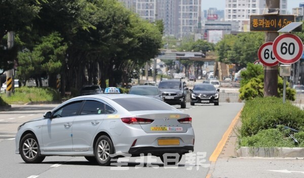 4명이 숨지고 1명이 중상을 입은 대형 교통사고가 발생한 전주시 동부대로에서 21일 차들이 좌회전을 하고 있다. /사진 = 조현욱 기자