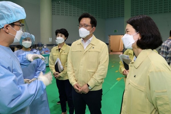 최병관 행정안전부 지방행정정책관이 전주시에 위치한 예방접종센터 및 선별진료소를 방문, 폭염대책 추진상황과 코로나19 방역실태 등을 점검하고 있다.